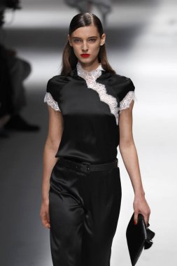 Milan, İtalya - 23 Eylül: Manken, Milano, İtalya Milano moda hafta ilkbahar/yaz 2018 üzerinde 23 Eylül 2017 sırasında Blumarine Show'da pist yürür.