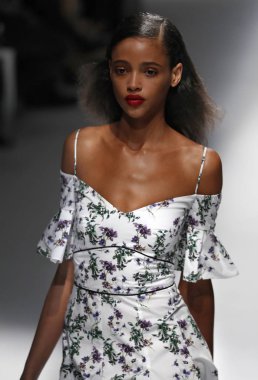 Milan, İtalya - 23 Eylül: Manken, Milano, İtalya Milano moda hafta ilkbahar/yaz 2018 üzerinde 23 Eylül 2017 sırasında Blumarine Show'da pist yürür.