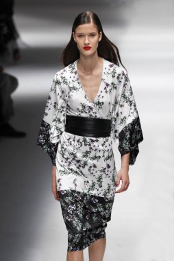 Milan, İtalya - 23 Eylül: Manken, Milano, İtalya Milano moda hafta ilkbahar/yaz 2018 üzerinde 23 Eylül 2017 sırasında Blumarine Show'da pist yürür.