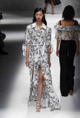 Milan, İtalya - 23 Eylül: Manken, Milano, İtalya Milano moda hafta ilkbahar/yaz 2018 üzerinde 23 Eylül 2017 sırasında Blumarine Show'da pist yürür.