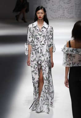 Milan, İtalya - 23 Eylül: Manken, Milano, İtalya Milano moda hafta ilkbahar/yaz 2018 üzerinde 23 Eylül 2017 sırasında Blumarine Show'da pist yürür.