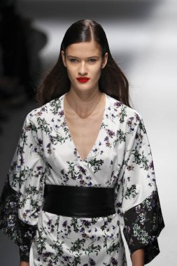 Milan, İtalya - 23 Eylül: Manken, Milano, İtalya Milano moda hafta ilkbahar/yaz 2018 üzerinde 23 Eylül 2017 sırasında Blumarine Show'da pist yürür.