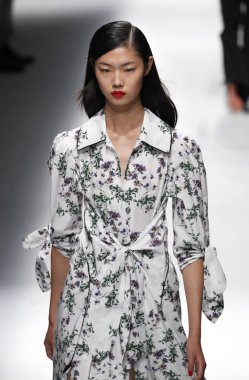 Milan, İtalya - 23 Eylül: Manken, Milano, İtalya Milano moda hafta ilkbahar/yaz 2018 üzerinde 23 Eylül 2017 sırasında Blumarine Show'da pist yürür.