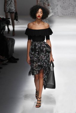 Milan, İtalya - 23 Eylül: Manken, Milano, İtalya Milano moda hafta ilkbahar/yaz 2018 üzerinde 23 Eylül 2017 sırasında Blumarine Show'da pist yürür.