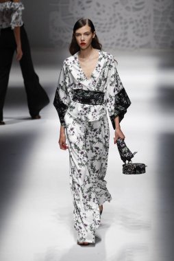 Milan, İtalya - 23 Eylül: Manken, Milano, İtalya Milano moda hafta ilkbahar/yaz 2018 üzerinde 23 Eylül 2017 sırasında Blumarine Show'da pist yürür.