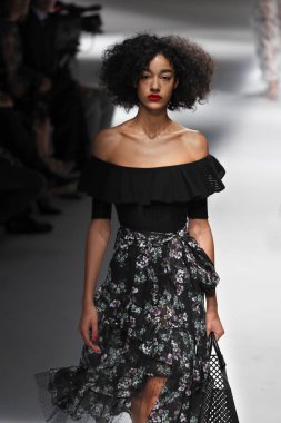 Milan, İtalya - 23 Eylül: Manken, Milano, İtalya Milano moda hafta ilkbahar/yaz 2018 üzerinde 23 Eylül 2017 sırasında Blumarine Show'da pist yürür.