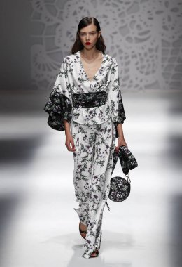 Milan, İtalya - 23 Eylül: Manken, Milano, İtalya Milano moda hafta ilkbahar/yaz 2018 üzerinde 23 Eylül 2017 sırasında Blumarine Show'da pist yürür.