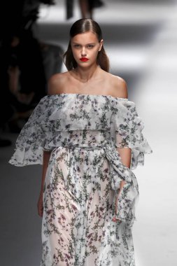 Milan, İtalya - 23 Eylül: Manken, Milano, İtalya Milano moda hafta ilkbahar/yaz 2018 üzerinde 23 Eylül 2017 sırasında Blumarine Show'da pist yürür.
