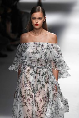 Milan, İtalya - 23 Eylül: Manken, Milano, İtalya Milano moda hafta ilkbahar/yaz 2018 üzerinde 23 Eylül 2017 sırasında Blumarine Show'da pist yürür.
