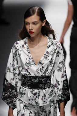 Milan, İtalya - 23 Eylül: Manken, Milano, İtalya Milano moda hafta ilkbahar/yaz 2018 üzerinde 23 Eylül 2017 sırasında Blumarine Show'da pist yürür.