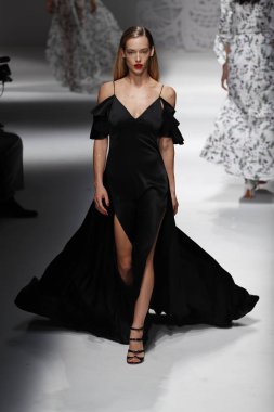 Milan, İtalya - 23 Eylül: Manken, Milano, İtalya Milano moda hafta ilkbahar/yaz 2018 üzerinde 23 Eylül 2017 sırasında Blumarine Show'da pist yürür.