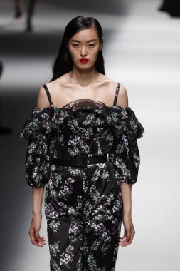 Milan, İtalya - 23 Eylül: Manken, Milano, İtalya Milano moda hafta ilkbahar/yaz 2018 üzerinde 23 Eylül 2017 sırasında Blumarine Show'da pist yürür.