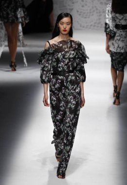 Milan, İtalya - 23 Eylül: Manken, Milano, İtalya Milano moda hafta ilkbahar/yaz 2018 üzerinde 23 Eylül 2017 sırasında Blumarine Show'da pist yürür.