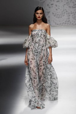 Milan, İtalya - 23 Eylül: Manken, Milano, İtalya Milano moda hafta ilkbahar/yaz 2018 üzerinde 23 Eylül 2017 sırasında Blumarine Show'da pist yürür.