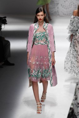 Milan, İtalya - 23 Eylül: Manken, Milano, İtalya Milano moda hafta ilkbahar/yaz 2018 üzerinde 23 Eylül 2017 sırasında Blumarine Show'da pist yürür.