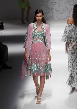 Milan, İtalya - 23 Eylül: Manken, Milano, İtalya Milano moda hafta ilkbahar/yaz 2018 üzerinde 23 Eylül 2017 sırasında Blumarine Show'da pist yürür.