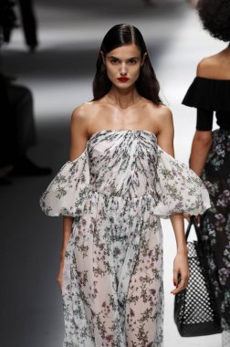 Milan, İtalya - 23 Eylül: Manken, Milano, İtalya Milano moda hafta ilkbahar/yaz 2018 üzerinde 23 Eylül 2017 sırasında Blumarine Show'da pist yürür.