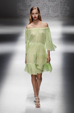 Milan, İtalya - 23 Eylül: Manken, Milano, İtalya Milano moda hafta ilkbahar/yaz 2018 üzerinde 23 Eylül 2017 sırasında Blumarine Show'da pist yürür.