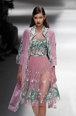Milan, İtalya - 23 Eylül: Manken, Milano, İtalya Milano moda hafta ilkbahar/yaz 2018 üzerinde 23 Eylül 2017 sırasında Blumarine Show'da pist yürür.