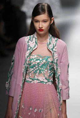 Milan, İtalya - 23 Eylül: Manken, Milano, İtalya Milano moda hafta ilkbahar/yaz 2018 üzerinde 23 Eylül 2017 sırasında Blumarine Show'da pist yürür.