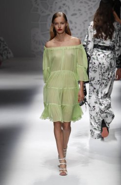 Milan, İtalya - 23 Eylül: Manken, Milano, İtalya Milano moda hafta ilkbahar/yaz 2018 üzerinde 23 Eylül 2017 sırasında Blumarine Show'da pist yürür.