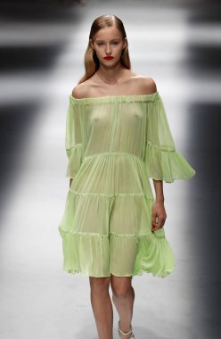 Milan, İtalya - 23 Eylül: Manken, Milano, İtalya Milano moda hafta ilkbahar/yaz 2018 üzerinde 23 Eylül 2017 sırasında Blumarine Show'da pist yürür.