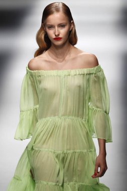 Milan, İtalya - 23 Eylül: Manken, Milano, İtalya Milano moda hafta ilkbahar/yaz 2018 üzerinde 23 Eylül 2017 sırasında Blumarine Show'da pist yürür.