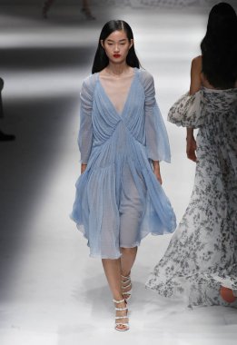 Milan, İtalya - 23 Eylül: Manken, Milano, İtalya Milano moda hafta ilkbahar/yaz 2018 üzerinde 23 Eylül 2017 sırasında Blumarine Show'da pist yürür.