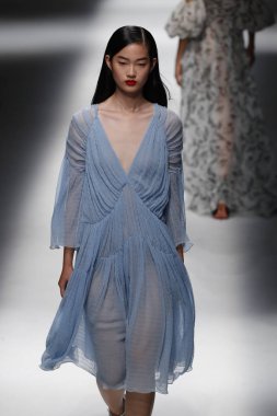 Milan, İtalya - 23 Eylül: Manken, Milano, İtalya Milano moda hafta ilkbahar/yaz 2018 üzerinde 23 Eylül 2017 sırasında Blumarine Show'da pist yürür.
