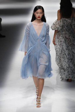 Milan, İtalya - 23 Eylül: Manken, Milano, İtalya Milano moda hafta ilkbahar/yaz 2018 üzerinde 23 Eylül 2017 sırasında Blumarine Show'da pist yürür.