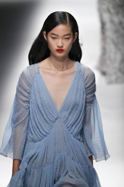 Milan, İtalya - 23 Eylül: Manken, Milano, İtalya Milano moda hafta ilkbahar/yaz 2018 üzerinde 23 Eylül 2017 sırasında Blumarine Show'da pist yürür.