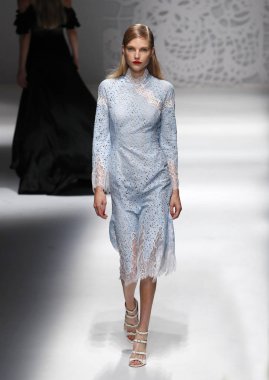 Milan, İtalya - 23 Eylül: Manken, Milano, İtalya Milano moda hafta ilkbahar/yaz 2018 üzerinde 23 Eylül 2017 sırasında Blumarine Show'da pist yürür.