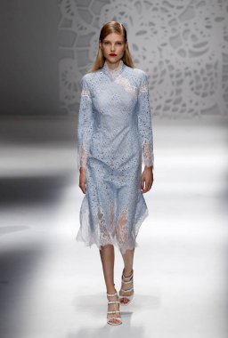 Milan, İtalya - 23 Eylül: Manken, Milano, İtalya Milano moda hafta ilkbahar/yaz 2018 üzerinde 23 Eylül 2017 sırasında Blumarine Show'da pist yürür.