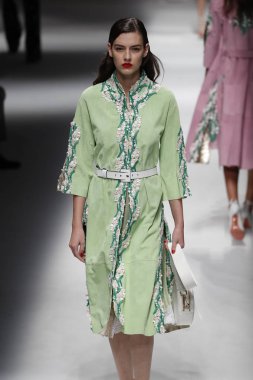 Milan, İtalya - 23 Eylül: Manken, Milano, İtalya Milano moda hafta ilkbahar/yaz 2018 üzerinde 23 Eylül 2017 sırasında Blumarine Show'da pist yürür.