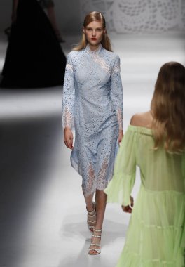 Milan, İtalya - 23 Eylül: Manken, Milano, İtalya Milano moda hafta ilkbahar/yaz 2018 üzerinde 23 Eylül 2017 sırasında Blumarine Show'da pist yürür.