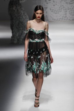 Milan, İtalya - 23 Eylül: Manken, Milano, İtalya Milano moda hafta ilkbahar/yaz 2018 üzerinde 23 Eylül 2017 sırasında Blumarine Show'da pist yürür.
