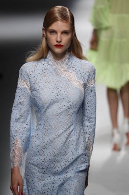 Milan, İtalya - 23 Eylül: Manken, Milano, İtalya Milano moda hafta ilkbahar/yaz 2018 üzerinde 23 Eylül 2017 sırasında Blumarine Show'da pist yürür.