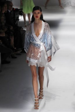 Milan, İtalya - 23 Eylül: Manken, Milano, İtalya Milano moda hafta ilkbahar/yaz 2018 üzerinde 23 Eylül 2017 sırasında Blumarine Show'da pist yürür.