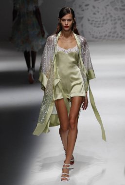 Milan, İtalya - 23 Eylül: Manken, Milano, İtalya Milano moda hafta ilkbahar/yaz 2018 üzerinde 23 Eylül 2017 sırasında Blumarine Show'da pist yürür.