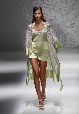 Milan, İtalya - 23 Eylül: Manken, Milano, İtalya Milano moda hafta ilkbahar/yaz 2018 üzerinde 23 Eylül 2017 sırasında Blumarine Show'da pist yürür.