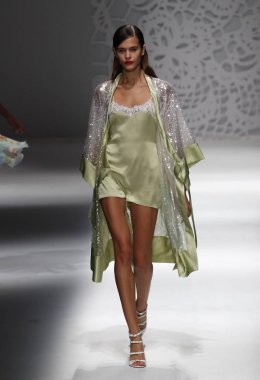 Milan, İtalya - 23 Eylül: Manken, Milano, İtalya Milano moda hafta ilkbahar/yaz 2018 üzerinde 23 Eylül 2017 sırasında Blumarine Show'da pist yürür.