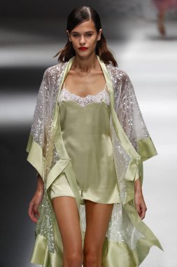 Milan, İtalya - 23 Eylül: Manken, Milano, İtalya Milano moda hafta ilkbahar/yaz 2018 üzerinde 23 Eylül 2017 sırasında Blumarine Show'da pist yürür.