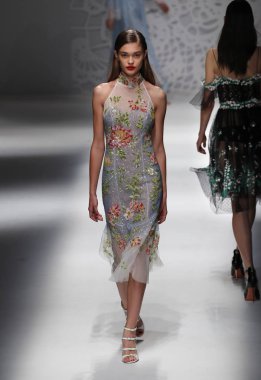 Milan, İtalya - 23 Eylül: Manken, Milano, İtalya Milano moda hafta ilkbahar/yaz 2018 üzerinde 23 Eylül 2017 sırasında Blumarine Show'da pist yürür.