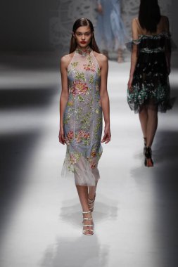 Milan, İtalya - 23 Eylül: Manken, Milano, İtalya Milano moda hafta ilkbahar/yaz 2018 üzerinde 23 Eylül 2017 sırasında Blumarine Show'da pist yürür.