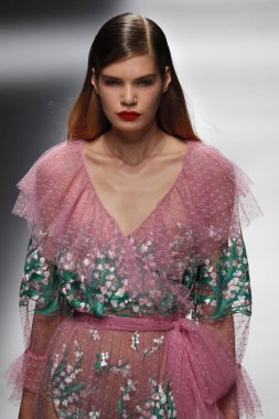 Milan, İtalya - 23 Eylül: Manken, Milano, İtalya Milano moda hafta ilkbahar/yaz 2018 üzerinde 23 Eylül 2017 sırasında Blumarine Show'da pist yürür.