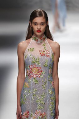 Milan, İtalya - 23 Eylül: Manken, Milano, İtalya Milano moda hafta ilkbahar/yaz 2018 üzerinde 23 Eylül 2017 sırasında Blumarine Show'da pist yürür.