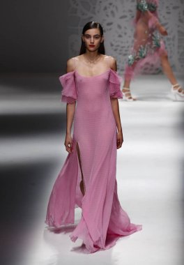 Milan, İtalya - 23 Eylül: Manken, Milano, İtalya Milano moda hafta ilkbahar/yaz 2018 üzerinde 23 Eylül 2017 sırasında Blumarine Show'da pist yürür.