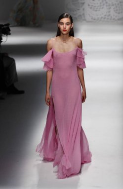 Milan, İtalya - 23 Eylül: Manken, Milano, İtalya Milano moda hafta ilkbahar/yaz 2018 üzerinde 23 Eylül 2017 sırasında Blumarine Show'da pist yürür.