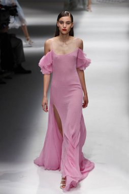 Milan, İtalya - 23 Eylül: Manken, Milano, İtalya Milano moda hafta ilkbahar/yaz 2018 üzerinde 23 Eylül 2017 sırasında Blumarine Show'da pist yürür.