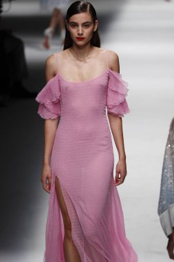 Milan, İtalya - 23 Eylül: Manken, Milano, İtalya Milano moda hafta ilkbahar/yaz 2018 üzerinde 23 Eylül 2017 sırasında Blumarine Show'da pist yürür.